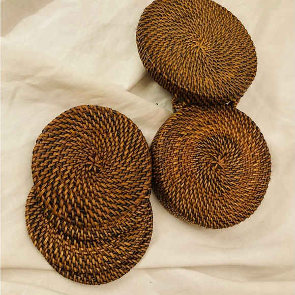 Set of four round wicker coasters in hinged round wicker box brown & tan - Picture 4 of 8